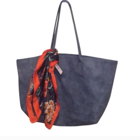 Saks Fifth Avenue Handbags - Saks Cute Tote/ SALE